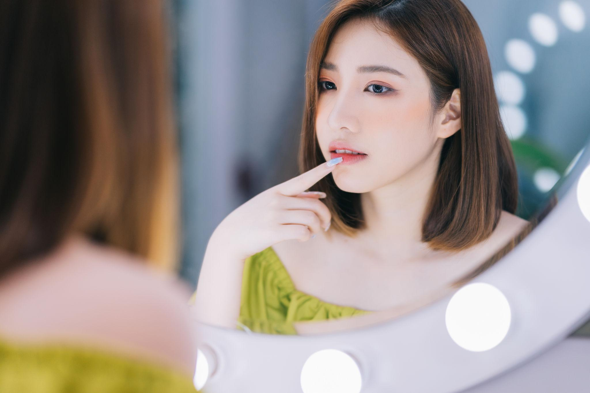 Khách hàng kiểm tra môi sau khi phun môi