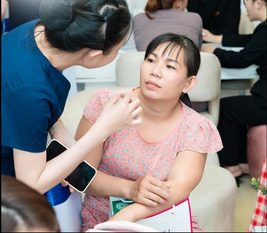 Kỹ thuật viên kiểm tra môi sau quá trình hồi phục