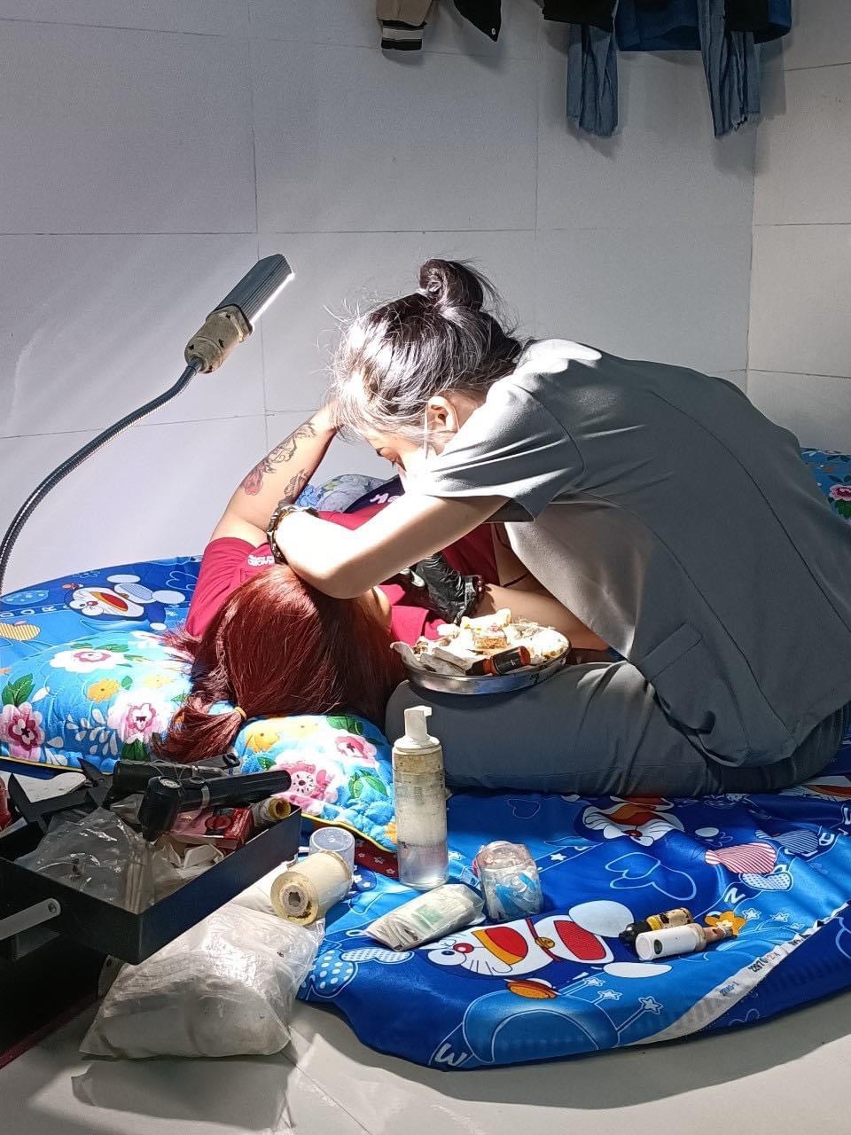 ELLY SPA chuẩn bị dụng cụ phun xăm tại nhà cho khách