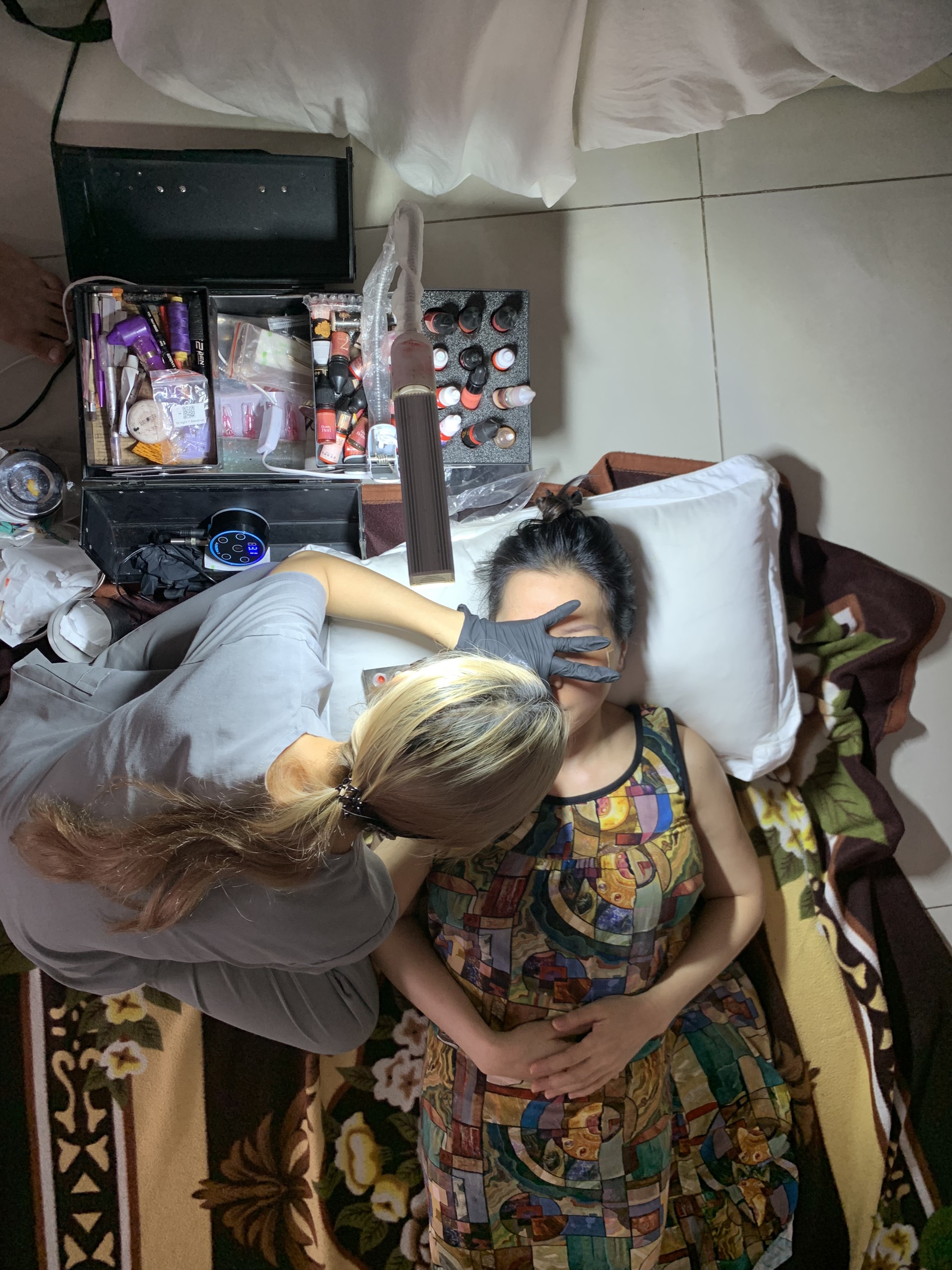 Kỹ thuật viên ELLY SPA thực hiện phun xăm thẩm mỹ tại nhà