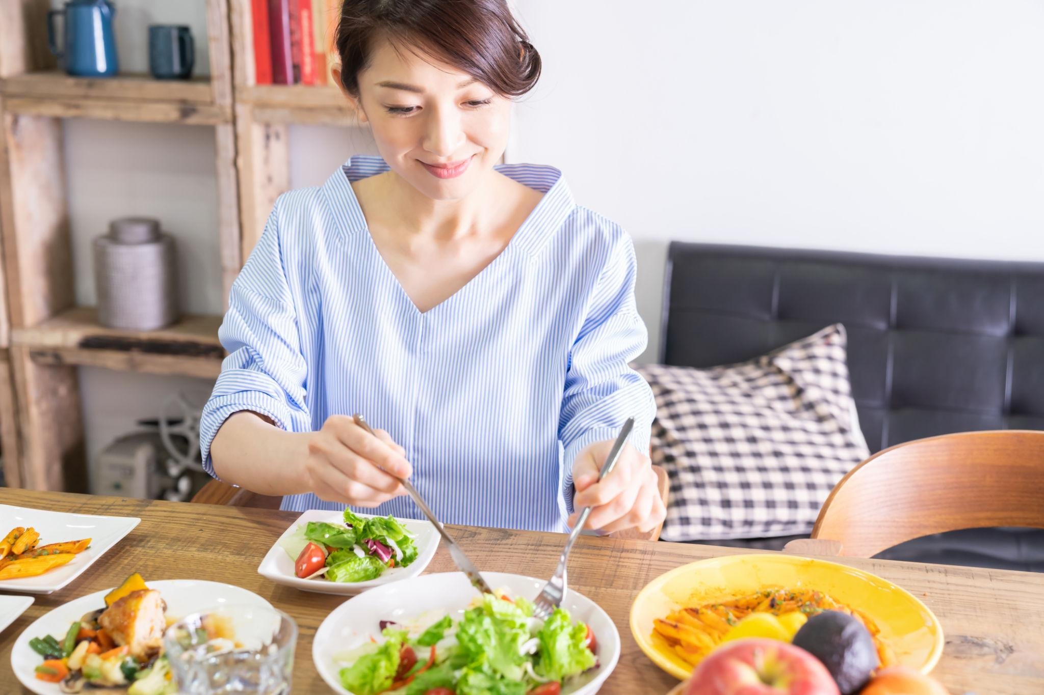 Khách hàng xây dựng chế độ ăn uống sau khi khử thâm môi