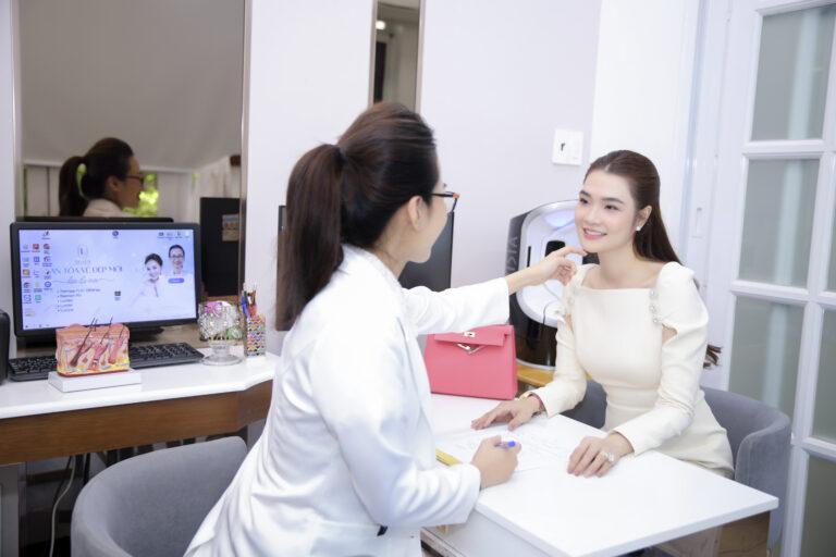 Kỹ thuật viên tư vấn khử thâm môi trước khi thực hiện