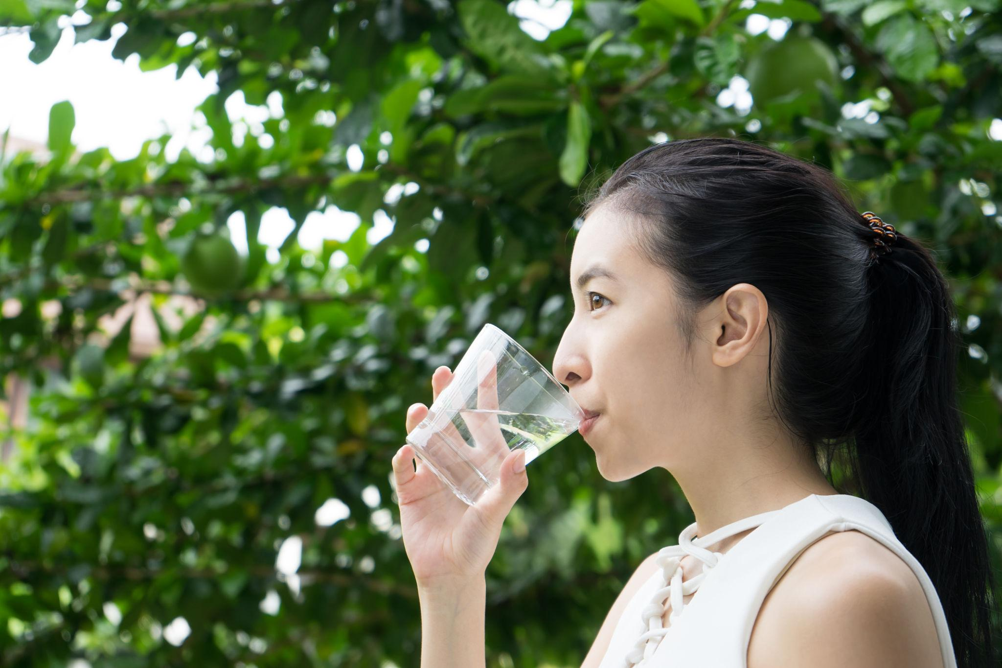 Uống đủ nước hỗ trợ quá trình hồi phục sau khử thâm môi