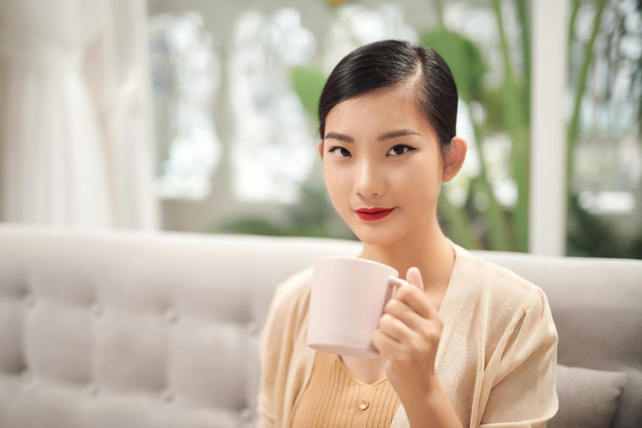 Khách hàng băn khoăn về việc uống cà phê sau khi khử thâm môi