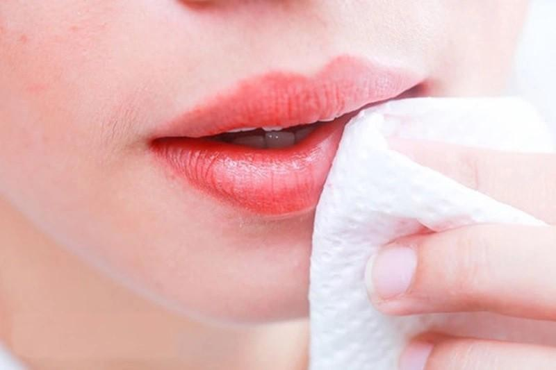 Khách hàng dưỡng môi đúng cách trong quá trình hồi phục