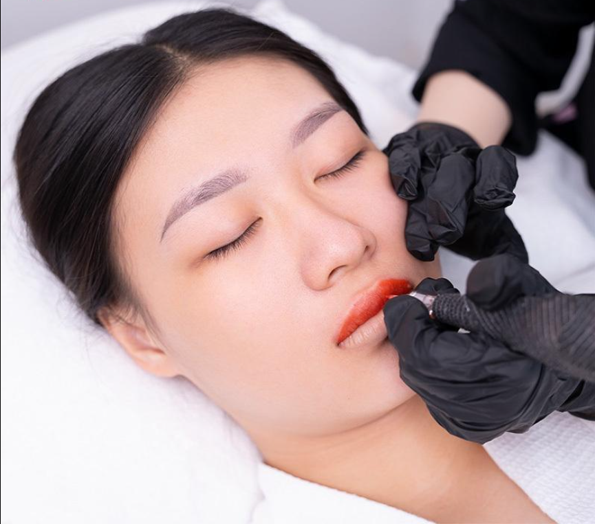 Kỹ thuật viên tư vấn khách hàng về quá trình hồi phục sau phun môi