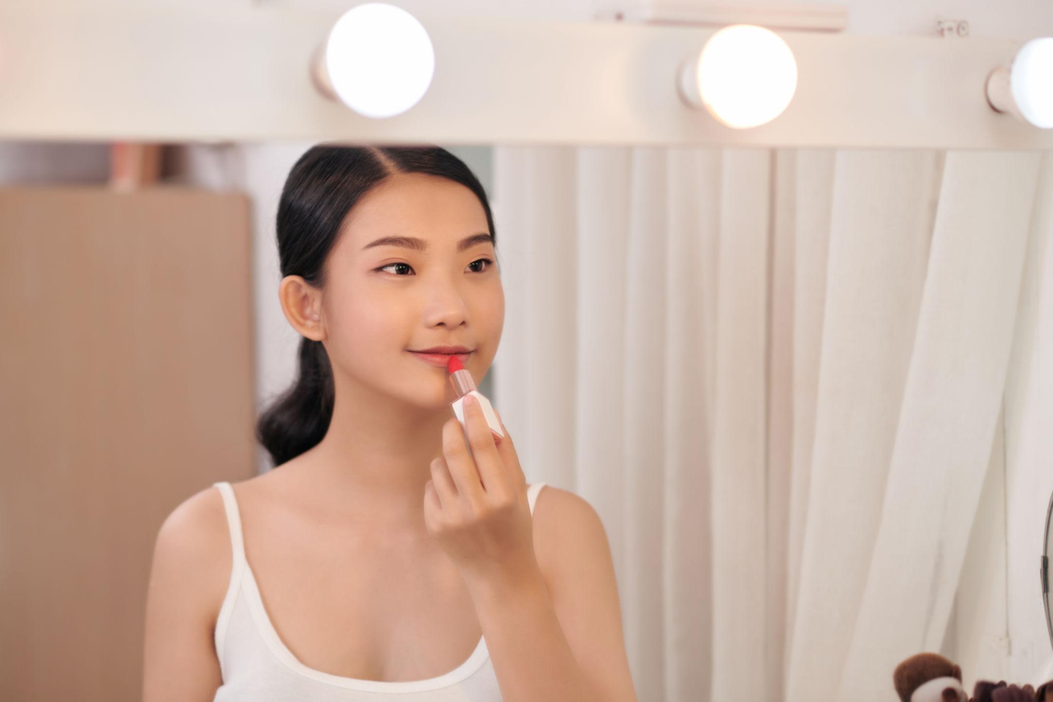 Khách hàng chuẩn bị đánh son sau khi môi hồi phục