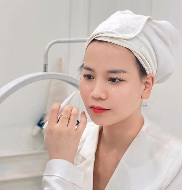 Khách hàng với đôi môi sau phun hồi phục tự nhiên