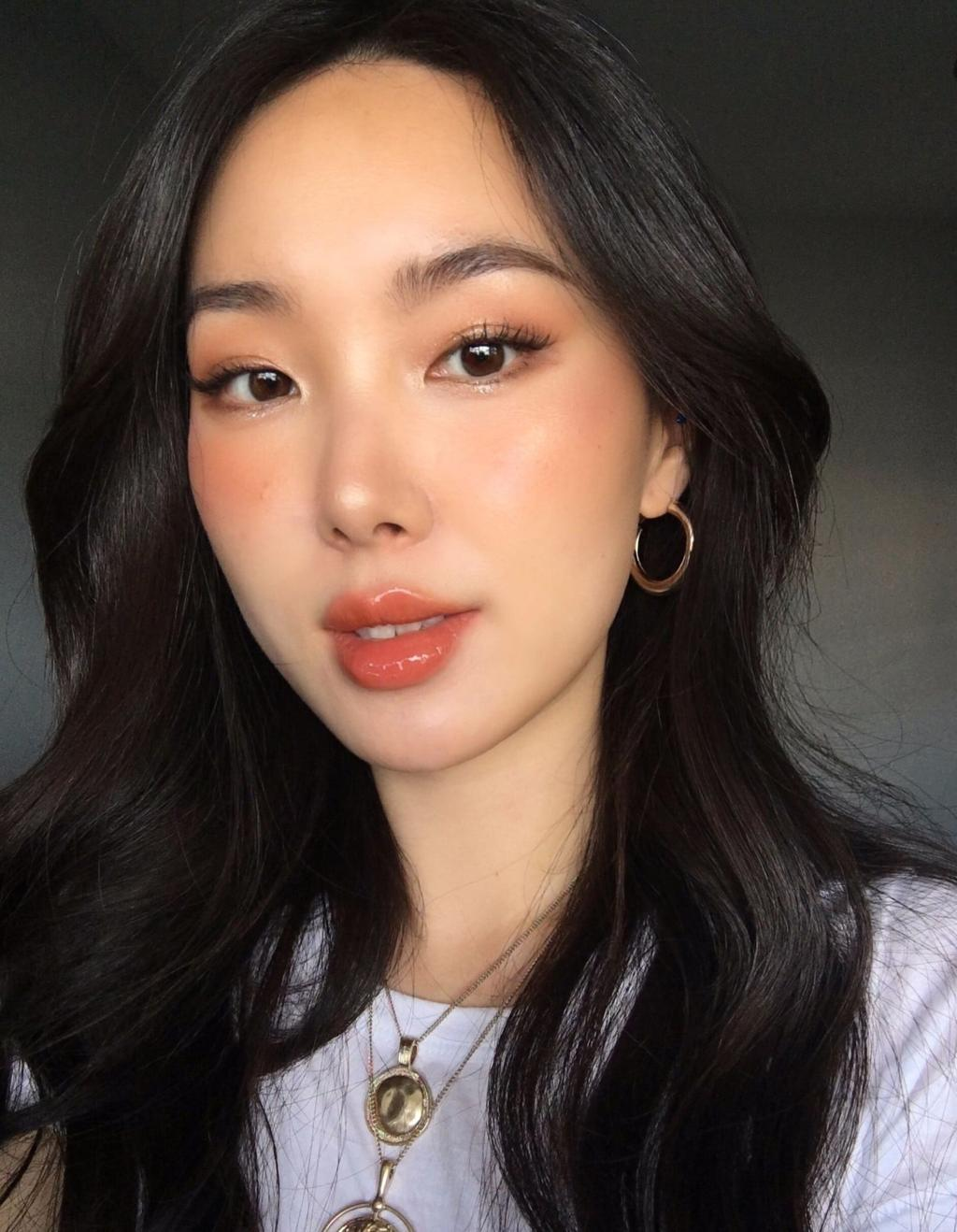 Đôi môi màu cam đào tự nhiên sau khi phun trên khách hàng