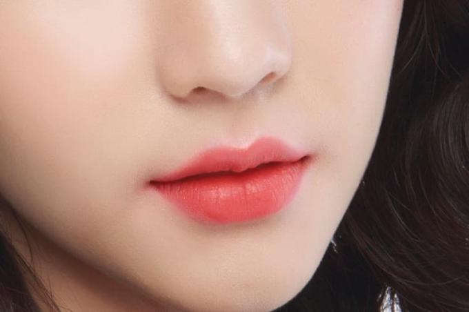 Khách hàng với đôi môi màu đỏ cam tự nhiên sau phun
