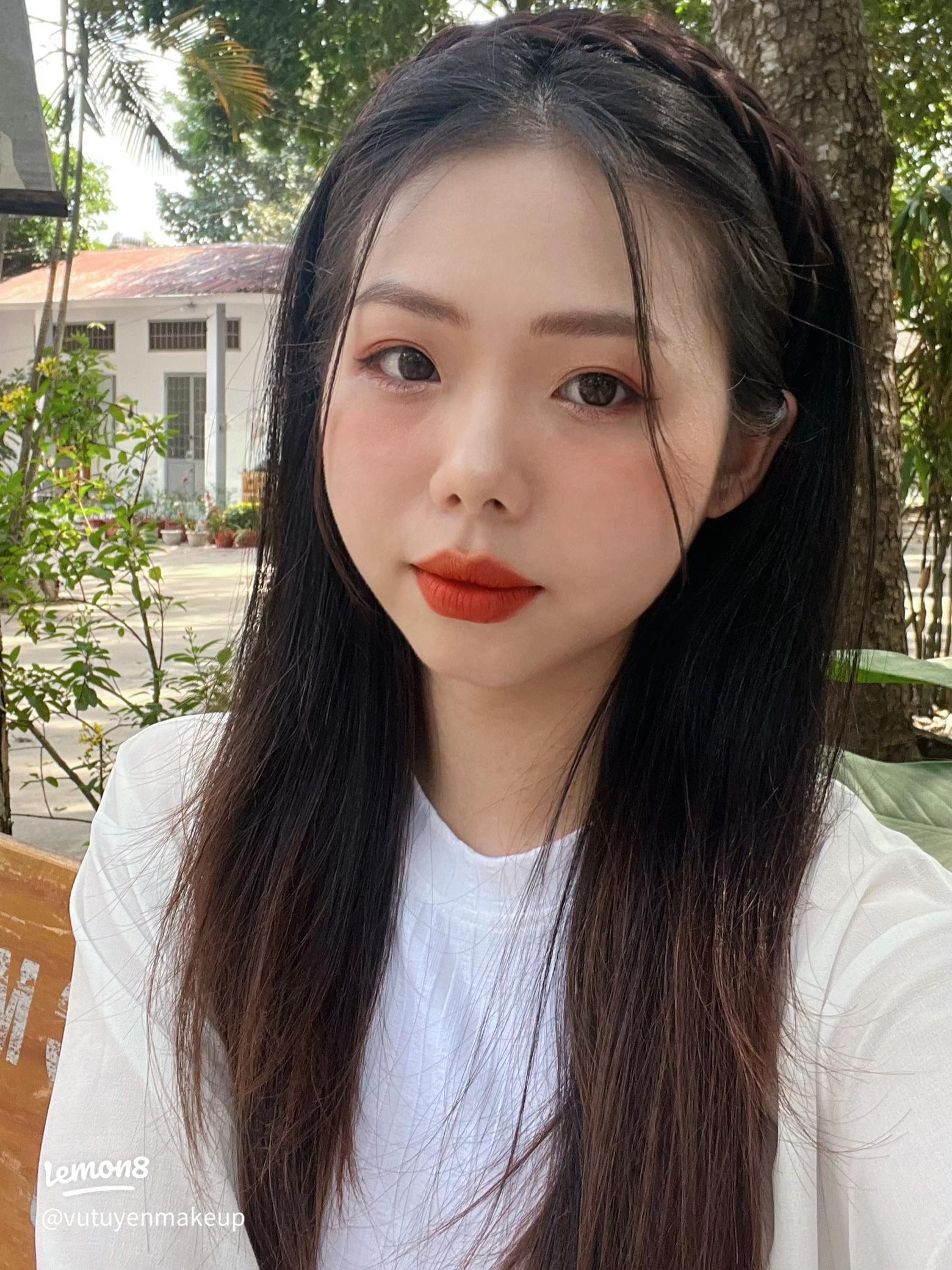 Khách hàng với đôi môi màu đỏ cam tự nhiên sau phun