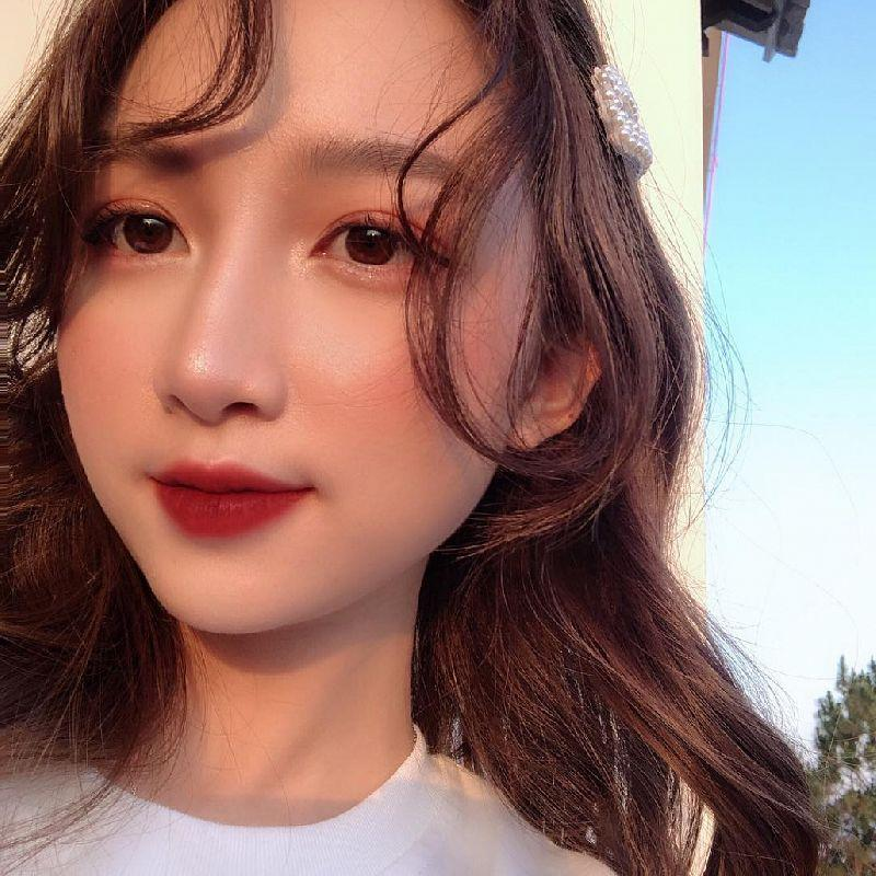 Đôi môi màu đỏ nâu tự nhiên sau khi phun trên khách hàng