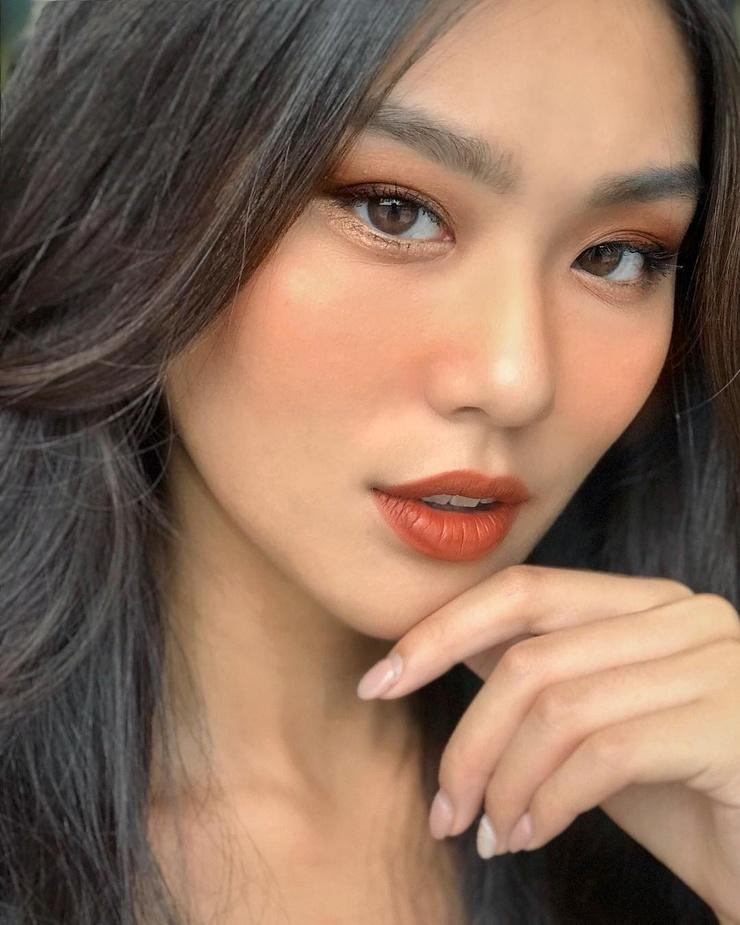 Đôi môi màu đỏ nâu tự nhiên sau khi phun trên khách hàng
