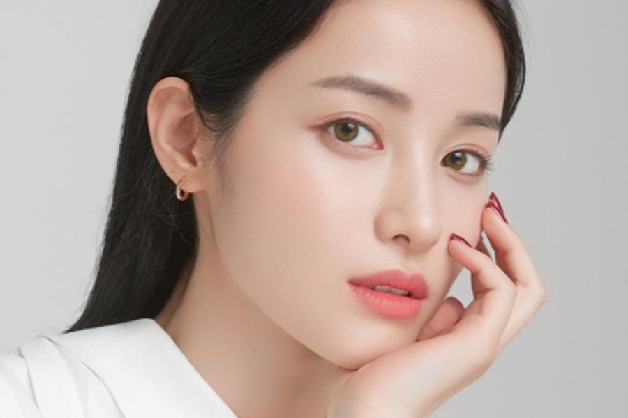 Khách hàng với đôi môi màu hồng đất tự nhiên sau phun