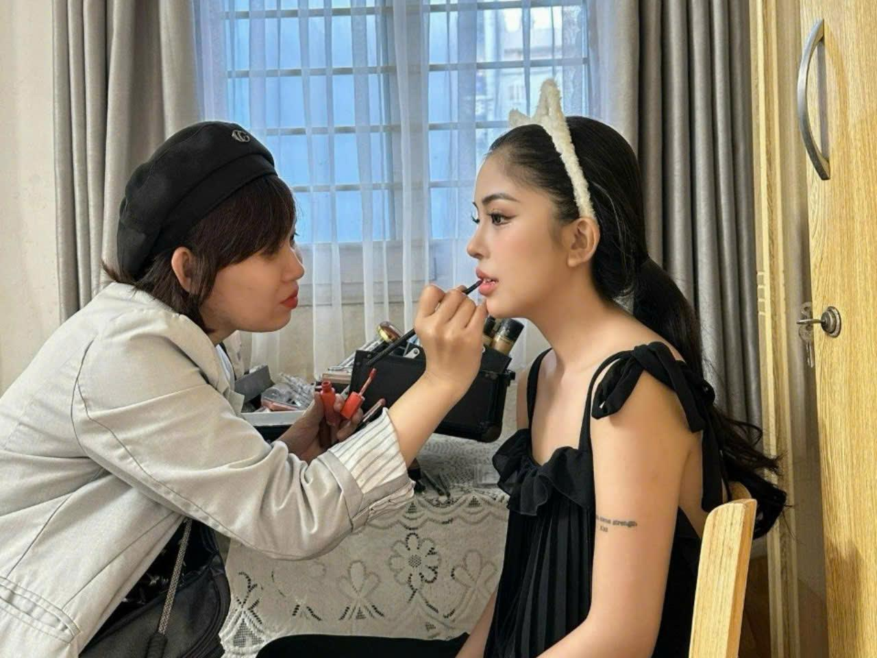 Kỹ thuật viên thực hiện phun môi tại nhà cho khách hàng