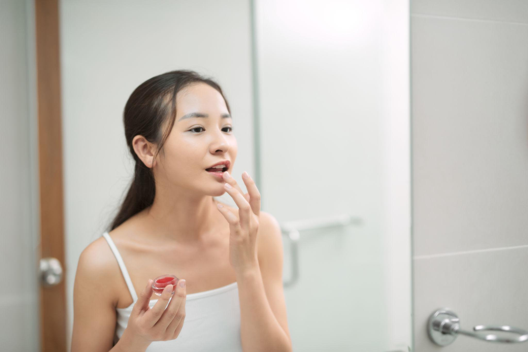 Sau phun môi bao lâu được đánh son